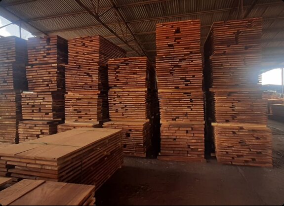 Saman wood possesses a natural resistance to water and moisture. This makes it suitable for use in applications where protection against the elements is needed, such as outdoor furniture or outdoor structures.