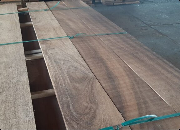 Because of the attention given to growing this tree and its large size, saman wood has eye-catching, light, and fine grains, making it suitable for use as an overlay due to its attractive appearance.